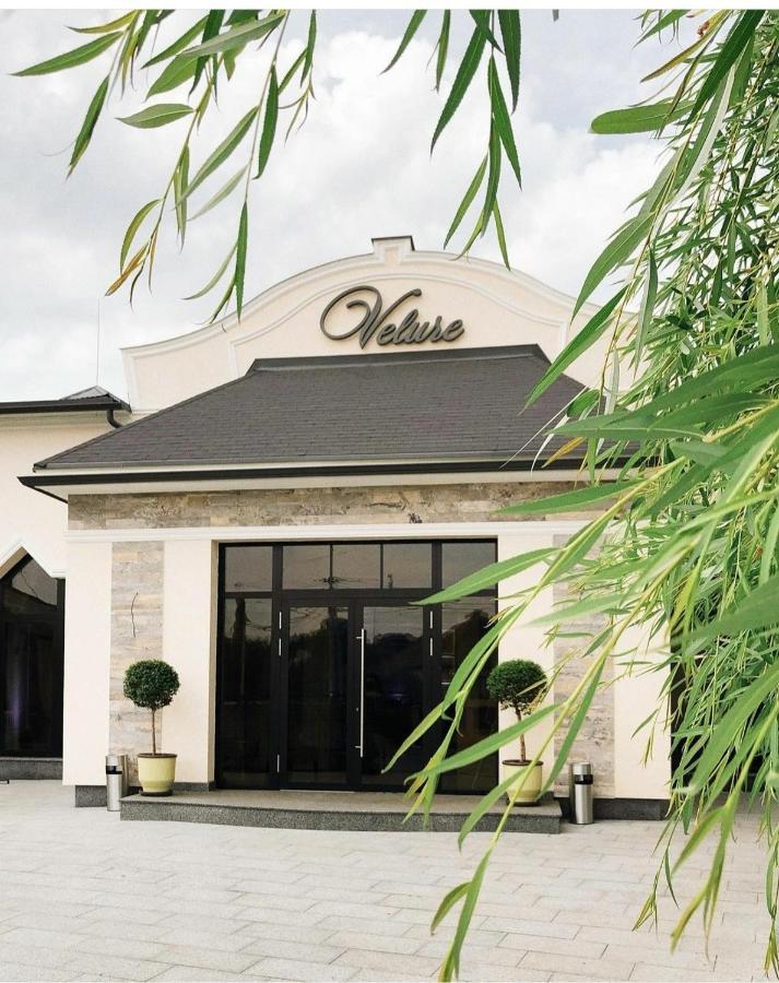 Hotel And Restaurant Velure Mukachevo Exterior foto