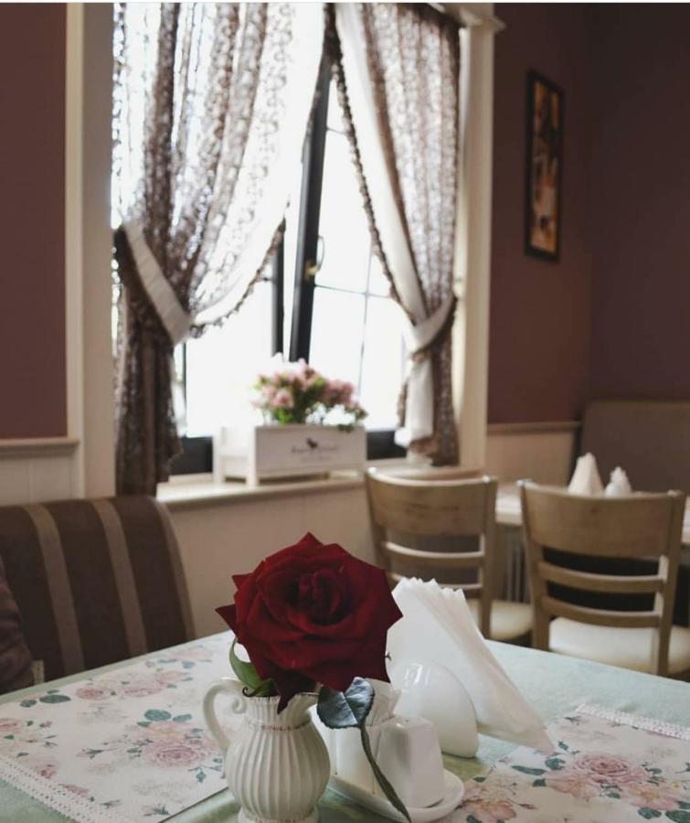 Hotel And Restaurant Velure Mukachevo Exterior foto