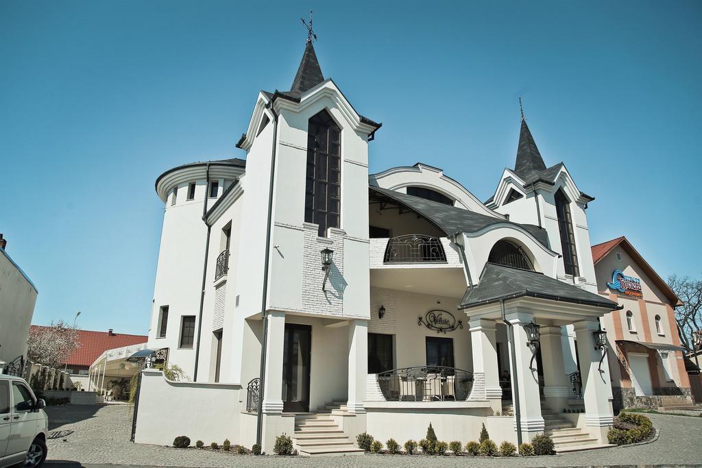 Hotel And Restaurant Velure Mukachevo Exterior foto